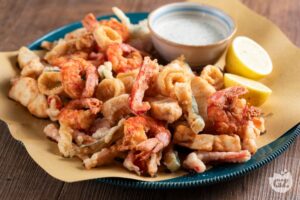 Receita mista de peixe frito e legumes