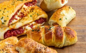 28 receitas de salgados assados para um lanche caseiro delicioso